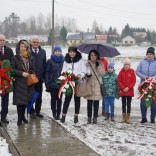 Przejdź do - Złożenie kwiatów pod pomnikiem AK w Deszkowicach Pierwszych